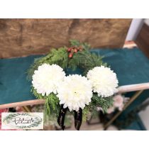   Sírdísz élő tuja koszorú 3 db fehér selyem krizantém  termésekkel fekete  szalaggal