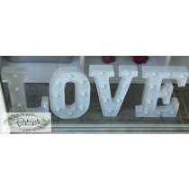   LOVE felirat bérelhető  világítós 22 cm 3000 FT/alkalom meleg fehér
