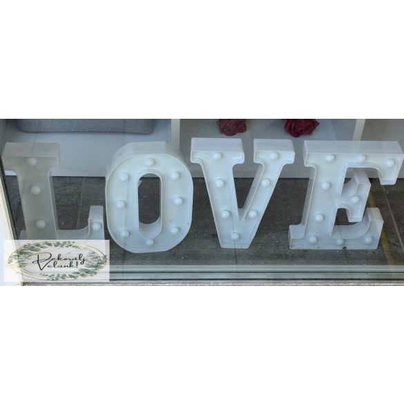 LOVE felirat bérelhető  világítós 22 cm 3000 FT/alkalom meleg fehér