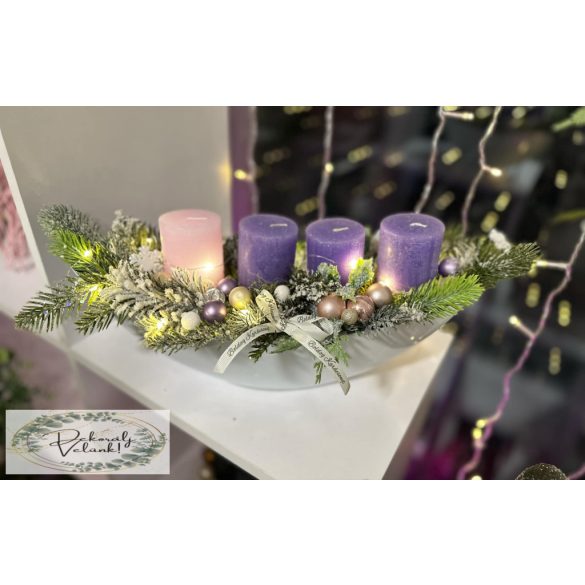 Hagyományos lila-rózsaszín adventi csónakban