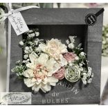 Dália , vintage rózsák szürke fa dobozban rezgővel