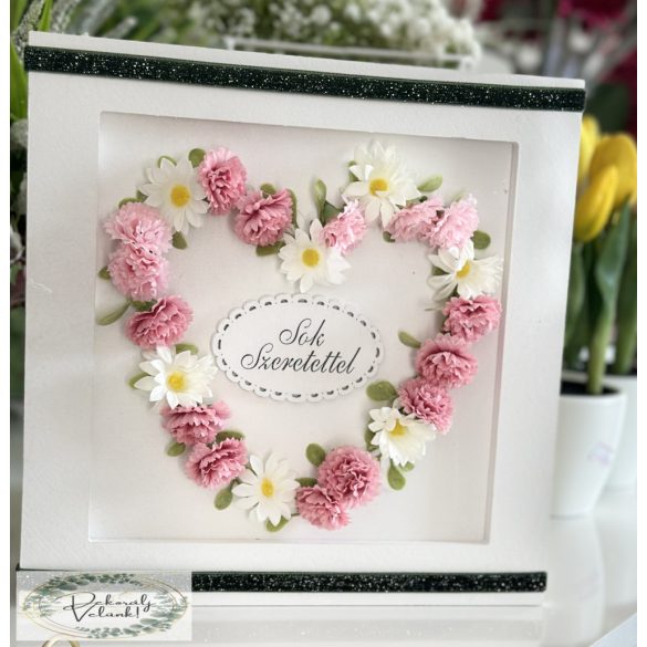 Virágokkal kirakott szív fa dobozban 25*25 cm