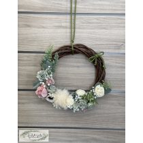   Koszorú ajtódísz pasztell rózsaszín zöld törtfehér 30 cm 1 pompom-mal