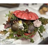 Tök kerámia 11 cm magenta festett alap mókussal sünivel termésekkel