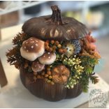 Tök  kaspó tetővel 14 cm barna díszítve sünivel termésekkel  
