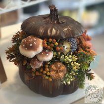   Tök  kaspó tetővel 14 cm barna díszítve sünivel termésekkel  