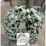 Fehér virágos nagy koszorú bérelhető köszöntő tábla alá dekor 4000 Ft/alkalom