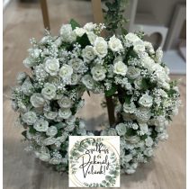   Fehér virágos nagy koszorú bérelhető köszöntő tábla alá dekor 4000 Ft/alkalom