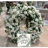Fehér virágos nagy koszorú bérelhető köszöntő tábla alá dekor 4000 Ft/alkalom