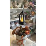 Őszi dekor kerámia vajszínű kaspóban narancs pöttyös szalaggaln LED