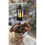 Őszi dekor kerámia vajszínű kaspóban narancs pöttyös szalaggaln LED