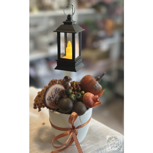 Őszi dekor kerámia vajszínű kaspóban narancs pöttyös szalaggaln LED