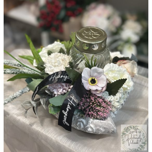 Sírdísz szív alakú kőkaspóban mécsessel szalaggal 