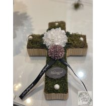   Kereszt alakú dekoráció fehér mályva fa táblával, szalaggal