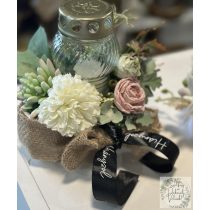 Rózsák krizantém pozsgás ,mécsessel szalaggal beton kaspóban