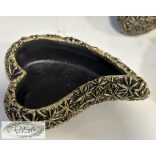 Kőtál nyújtott szív alakú Areus fekete-arany 26*16*8 cm, törékeny