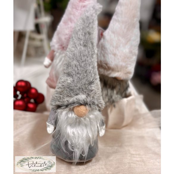 Figura manó álló 28 cm szörmés sapkában_1033