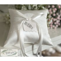   Gyűrű tartó párna fehér csipkével masnival  Mr & Mrs táblácskával