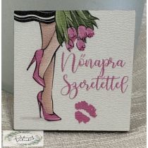 Tábla fa 5*5 cm Nőnapra magassarkús rózsaszín